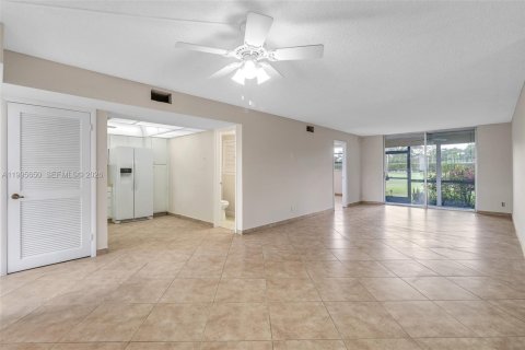 Copropriété à vendre à Pembroke Pines, Floride: 1 chambre, 83.61 m2 № 2063976 - photo 4