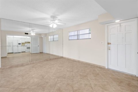 Copropriété à vendre à Pembroke Pines, Floride: 1 chambre, 83.61 m2 № 2063976 - photo 6