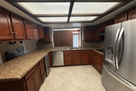 House in Brandon, Florida 5 bedrooms, 290.32 sq.m. № 2352370 - photo 8