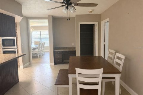 House in Brandon, Florida 5 bedrooms, 290.32 sq.m. № 2352370 - photo 9