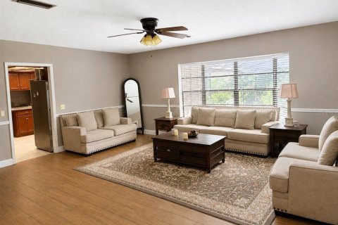 House in Brandon, Florida 5 bedrooms, 290.32 sq.m. № 2352370 - photo 4