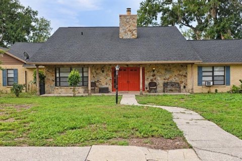 House in Brandon, Florida 5 bedrooms, 290.32 sq.m. № 2352370