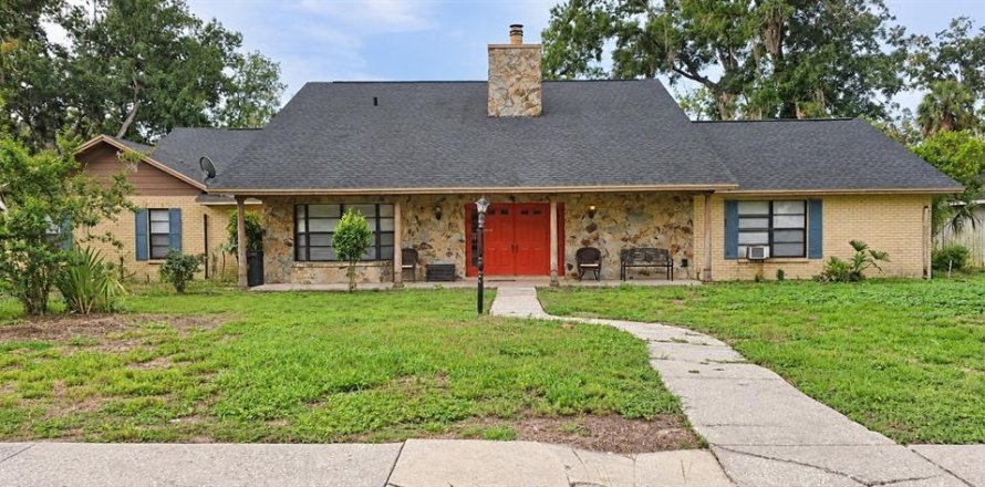 House in Brandon, Florida 5 bedrooms, 290.32 sq.m. № 2352370