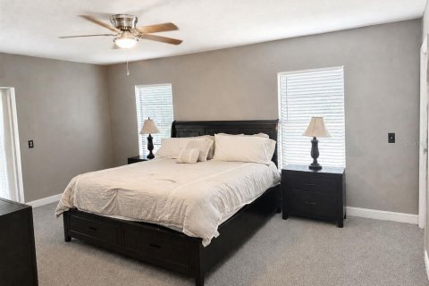 House in Brandon, Florida 5 bedrooms, 290.32 sq.m. № 2352370 - photo 10