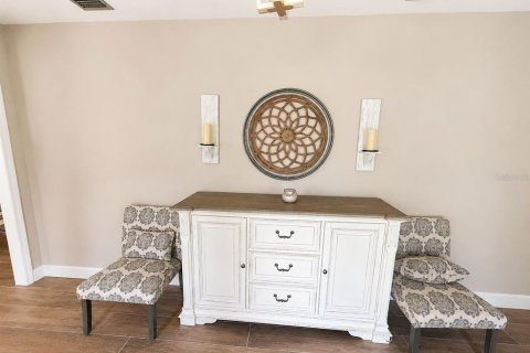 House in Brandon, Florida 5 bedrooms, 290.32 sq.m. № 2352370 - photo 2