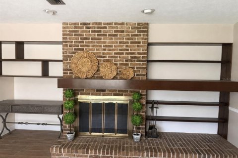 House in Brandon, Florida 5 bedrooms, 290.32 sq.m. № 2352370 - photo 3