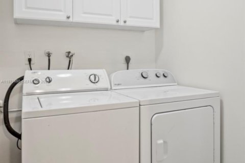 Touwnhouse à louer à North Lauderdale, Floride: 4 chambres, 141.21 m2 № 2046468 - photo 13