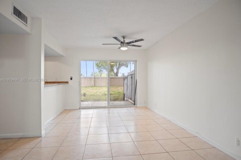 Touwnhouse à louer à North Lauderdale, Floride: 4 chambres, 141.21 m2 № 2046468 - photo 8