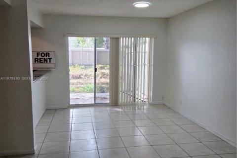 Touwnhouse à louer à North Lauderdale, Floride: 4 chambres, 141.21 m2 № 2046468 - photo 17