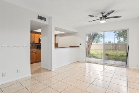 Touwnhouse à louer à North Lauderdale, Floride: 4 chambres, 141.21 m2 № 2046468 - photo 9