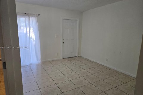 Touwnhouse à louer à North Lauderdale, Floride: 4 chambres, 141.21 m2 № 2046468 - photo 19