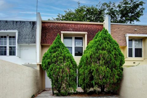 Touwnhouse à louer à North Lauderdale, Floride: 4 chambres, 141.21 m2 № 2046468 - photo 2