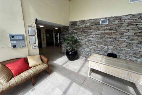 Condo in Miami, Florida, 1 bedroom  № 1953631 - photo 5