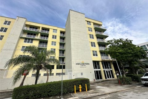 Condo in Miami, Florida, 1 bedroom  № 1953631 - photo 2