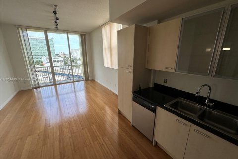 Condo in Miami, Florida, 1 bedroom  № 1953631 - photo 10