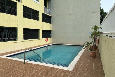 Condo in Miami, Florida, 1 bedroom  № 1953631 - photo 27