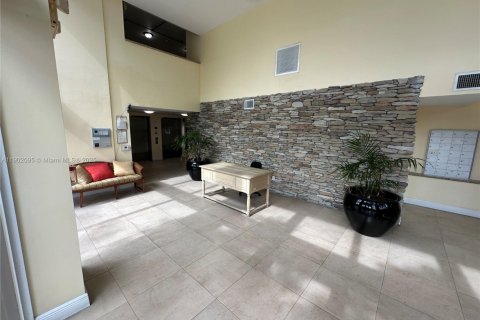 Condo in Miami, Florida, 1 bedroom  № 1953631 - photo 7