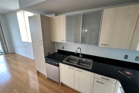 Condo in Miami, Florida, 1 bedroom  № 1953631 - photo 11