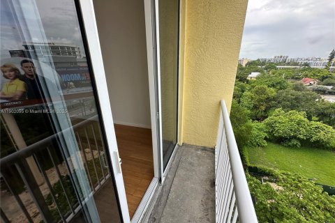 Condo in Miami, Florida, 1 bedroom  № 1953631 - photo 17