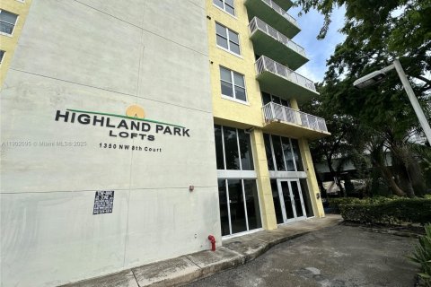 Condo in Miami, Florida, 1 bedroom  № 1953631 - photo 3