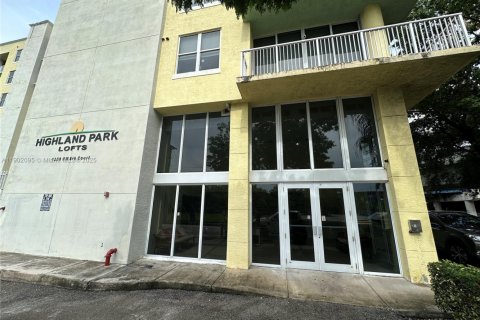 Condo in Miami, Florida, 1 bedroom  № 1953631 - photo 4