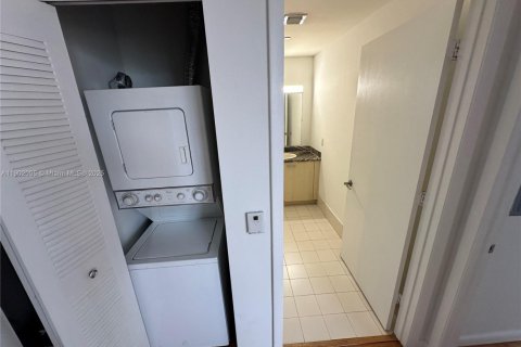 Condo in Miami, Florida, 1 bedroom  № 1953631 - photo 24