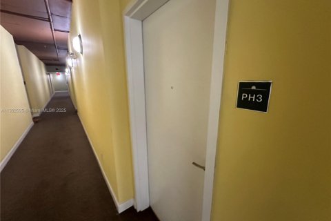 Condo in Miami, Florida, 1 bedroom  № 1953631 - photo 9