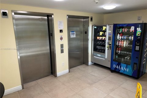 Condo in Miami, Florida, 1 bedroom  № 1953631 - photo 8