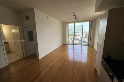 Condo in Miami, Florida, 1 bedroom  № 1953631 - photo 13