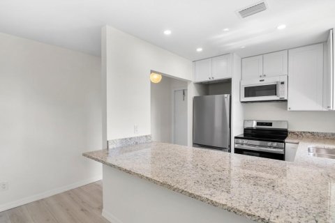 Condo in Vero Beach, Florida, 2 bedrooms № 2081697 - photo 5