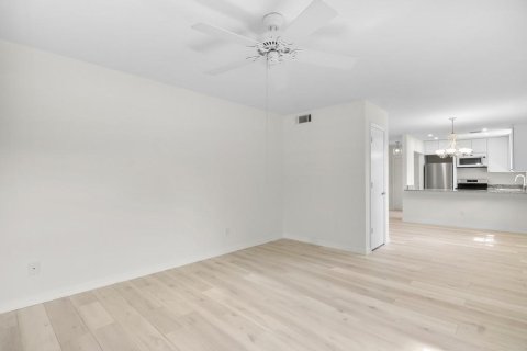 Condo in Vero Beach, Florida, 2 bedrooms № 2081697 - photo 10