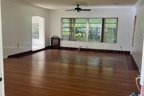 House in Coral Gables, Florida 3 bedrooms, 157.75 sq.m. № 1921568 - photo 3