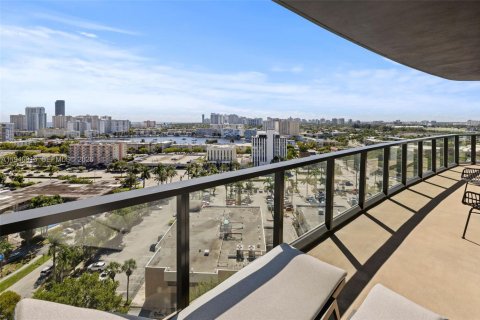 Apartment in Hallandale Beach, Florida 3 bedrooms, 155.52 sq.m. № 2002978 - photo 12