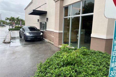 Commercial property in Miami Gardens, Florida № 1701247 - photo 13