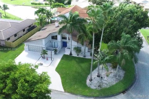 House in Coral Springs, Florida 4 bedrooms, 195.65 sq.m. № 1779477 - photo 1