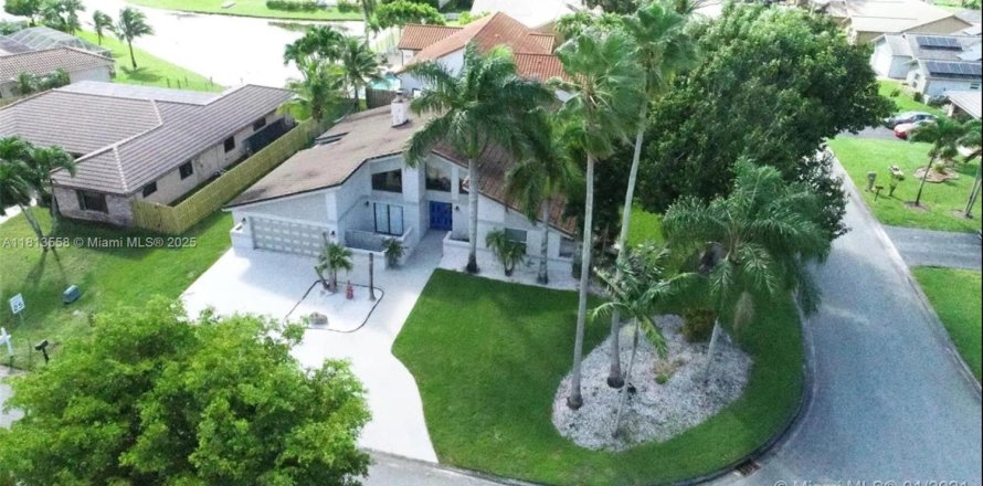 House in Coral Springs, Florida 4 bedrooms, 195.65 sq.m. № 1779477