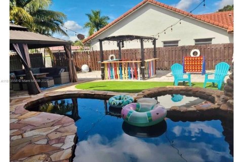 House in Coral Springs, Florida 4 bedrooms, 195.65 sq.m. № 1779477 - photo 4