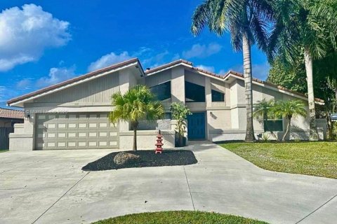 House in Coral Springs, Florida 4 bedrooms, 195.65 sq.m. № 1779477 - photo 2