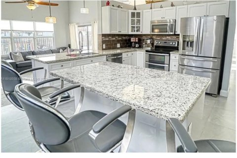 House in Coral Springs, Florida 4 bedrooms, 195.65 sq.m. № 1779477 - photo 10