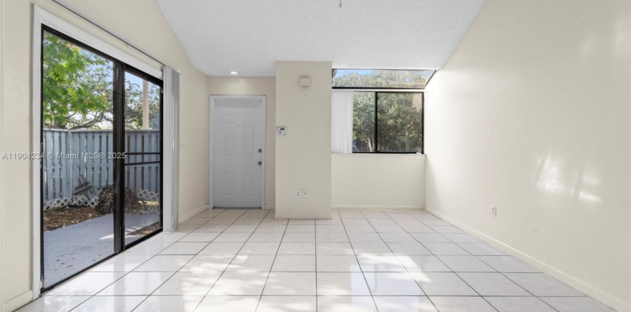 Таунхаус в Норт-Лодердейл, Флорида 2 спальни, 110.18м2 № 1954869