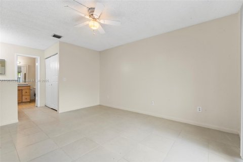 Купить таунхаус в Норт-Лодердейл, Флорида 2 спальни, 110.18м2, № 1954869 - фото 16