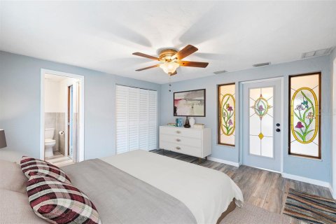 House in Saint Petersburg, Florida 3 bedrooms, 125.88 sq.m. № 1899684 - photo 11