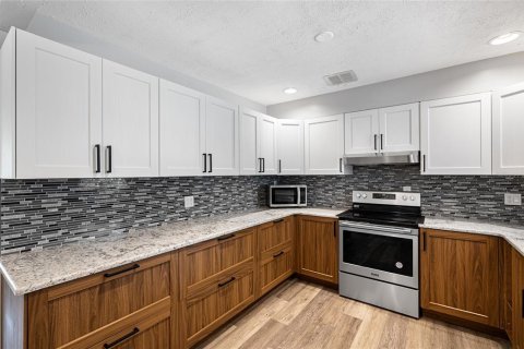 House in Saint Petersburg, Florida 3 bedrooms, 125.88 sq.m. № 1899684 - photo 10