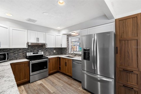 House in Saint Petersburg, Florida 3 bedrooms, 125.88 sq.m. № 1899684 - photo 9