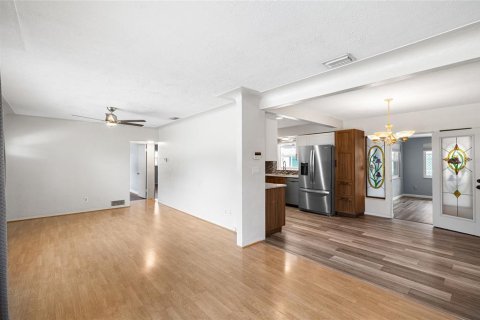 House in Saint Petersburg, Florida 3 bedrooms, 125.88 sq.m. № 1899684 - photo 6