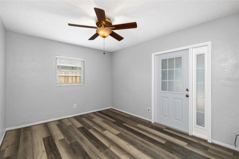 House in Saint Petersburg, Florida 3 bedrooms, 125.88 sq.m. № 1899684 - photo 18