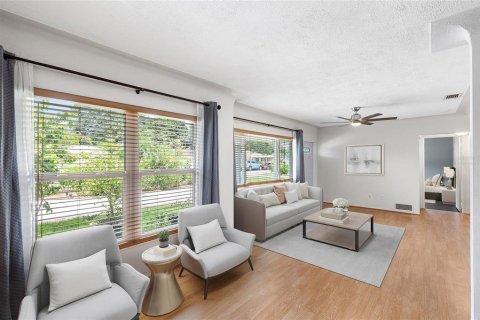House in Saint Petersburg, Florida 3 bedrooms, 125.88 sq.m. № 1899684 - photo 7