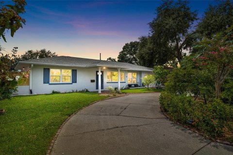 House in Saint Petersburg, Florida 3 bedrooms, 125.88 sq.m. № 1899684 - photo 3