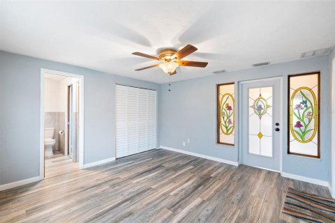 House in Saint Petersburg, Florida 3 bedrooms, 125.88 sq.m. № 1899684 - photo 12
