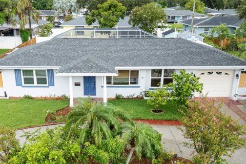 House in Saint Petersburg, Florida 3 bedrooms, 125.88 sq.m. № 1899684 - photo 1